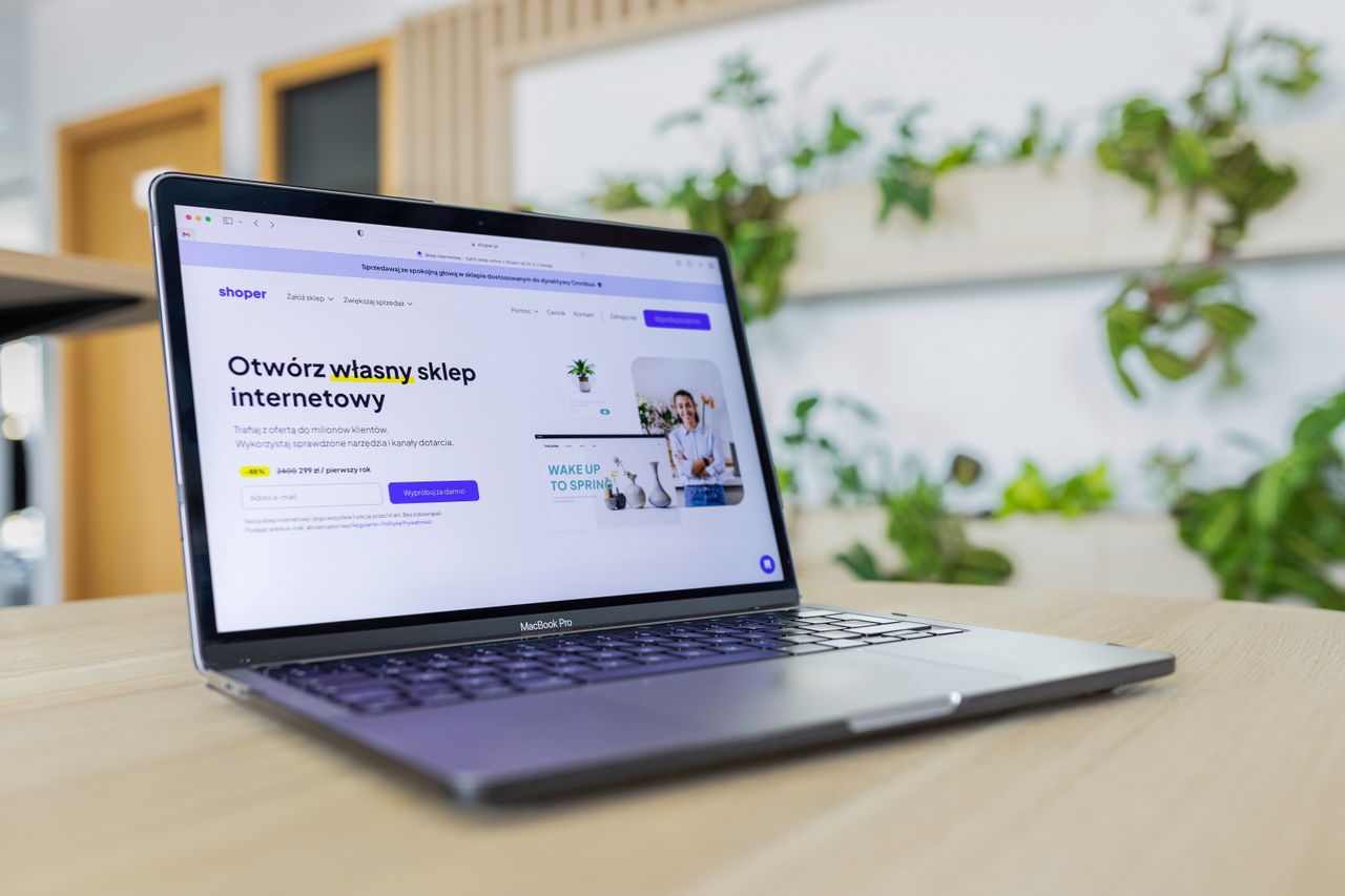 Gros plan sur un ordinateur portable affichant un site e-commerce ouvert, entouré d'un décor de bureau moderne.